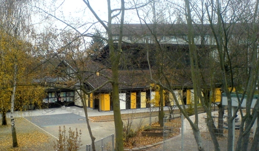 Schulgebäude in Karlsruhe || Instandsetzung von Decke unter Vorplatz, Neuplanung der Fahrradeinhausung<br>Planung und Bauüberwachung